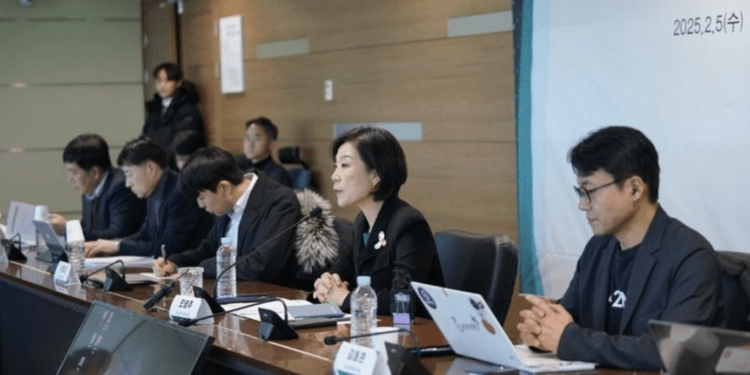 Minister Oh Young-joo at the 'Global AI Development Trend Review and Response Measures Meeting' on February 5. (Photo: Ministry of SMEs and Startups)