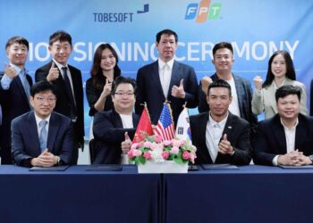 TOBESOFT President Lee Da-woon, second from left, and FPT Korea CEO Ha Minh Tuan, second from right, at signing ceremony.  [Photo: TOBESOFT]